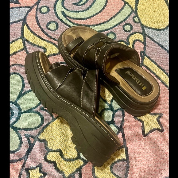 ❤️SOLD❤️ Vintage Y2K No Boundaries brown chunky platform toe ring sandals - Picture 3 of 6
